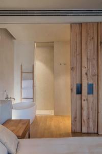 Posteľ alebo postele v izbe v ubytovaní Hotel Peralada Wine Spa & Golf