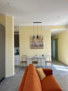 een woonkamer met een bank en een tafel bij Testa tra le Nuvole in Novi Ligure