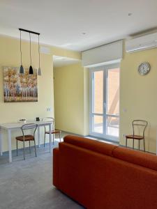 een woonkamer met een bank en een tafel bij Testa tra le Nuvole in Novi Ligure