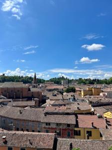- Vistas a una ciudad con tejados en Testa tra le Nuvole en Novi Ligure