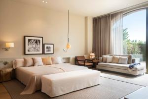 Posteľ alebo postele v izbe v ubytovaní Hotel Peralada Wine Spa & Golf