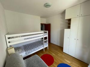 Habitación pequeña con litera y sofá en Apartment Ana, en Trogir