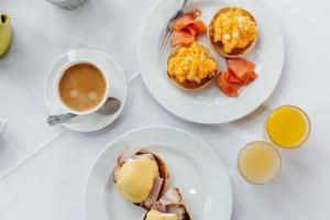dos platos de desayuno y una taza de café en The Old New Inn en Bourton on the Water