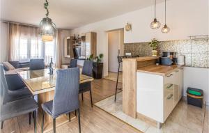 eine Küche und ein Esszimmer mit einem Tisch und Stühlen in der Unterkunft Awesome Apartment In Kastel Kambelovac With Wifi in Kaštela