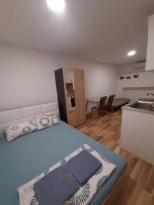 Habitación pequeña con cama y cocina en Apartment Cozy Home 3, en Ruse
