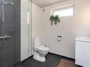 Koupelna v ubytování 6 person holiday home in Læsø-By Traum