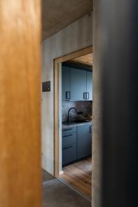 Blick auf eine Küche durch eine Tür in der Unterkunft Living Rain in Rain