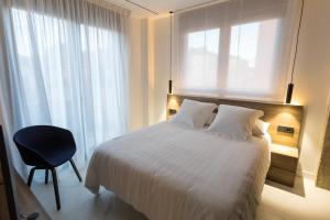 Postel nebo postele na pokoji v ubytování RÍOS SUITES Tudela