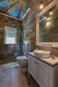 La salle de bains est pourvue d'un lavabo, de toilettes et d'une douche. dans l'établissement Luxury villa resort Ordulj with heated pools,12-16 pax, à Srinjine