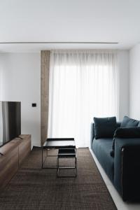 a living room with a couch and a coffee table at RÍOS SUITES Tudela in Tudela
