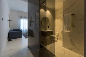 a bathroom with a shower with a sink and a toilet at RÍOS SUITES Tudela in Tudela