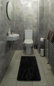 un baño con inodoro y lavabo en Gorgeous House with BBQ Patio, en Great Yarmouth