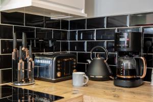 encimera de cocina con tostadora y cafetera en Gorgeous House with BBQ Patio, en Great Yarmouth