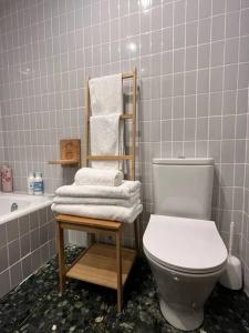 bagno con servizi igienici e mensola con asciugamani di Ático en el centro recién reformado a Oviedo