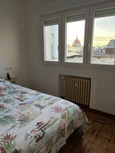 Postel nebo postele na pokoji v ubytování Ático con vistas en el centro