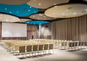una sala de conferencias con sillas y una pantalla en Hotel SB BCN Events 4* Sup, en Castelldefels