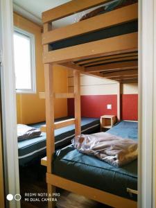 2 literas en una habitación con ventana en Mobil home au bord du lac en Nages