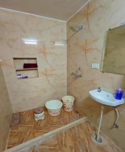 y baño con lavabo, aseo y espejo. en The Nest, en Jaipur