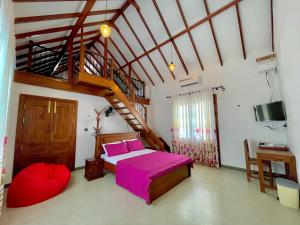 FARONA Beach Villa في أمبارا: غرفة نوم بسرير وملاءات وردية ودرج