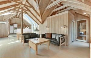ein Wohnzimmer mit Sofa und Tisch in der Unterkunft Amazing Home In Hvide Sande With Wifi in Havrvig