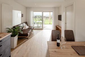 カルダーロにあるPrälatenhof Wine & Apartmentsのソファとテーブルのあるリビングルーム