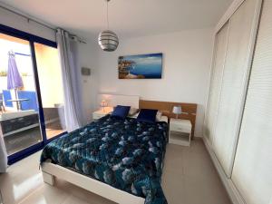 - une chambre avec un lit et une vue sur l'océan dans l'établissement Atalaya Azul Mojacar Playa, à Mojácar