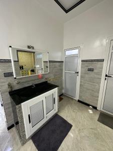 La salle de bains est pourvue d'un lavabo et d'un miroir. dans l'établissement Bel Appartement 1er Étage confortable près de la plage - spécialement pour familles, à Saïdia