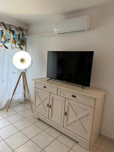 TV a/nebo společenská místnost v ubytování Vue sur le port