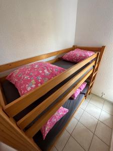 Postel nebo postele na pokoji v ubytování Vue sur le port