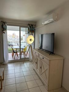TV a/nebo společenská místnost v ubytování Vue sur le port