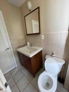 La salle de bains est pourvue de toilettes et d'un lavabo. dans l'établissement Liberty Dream - 20 min to NYC, à Jersey City