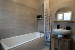 Koupelna v ubytování Cozy House with Modern Garden + 17 fotografií