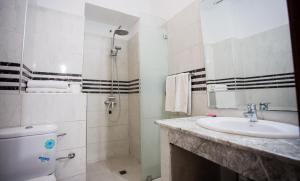 Hôtel Olympic في فاس: حمام مع حوض ومرحاض ودش