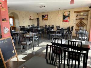 BouloireにあるAuberge du Châteauのテーブルと椅子が備わるレストラン