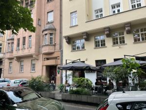 eine Straße mit Autos, die vor einem Gebäude geparkt sind in der Unterkunft M&D ZAGREB CITY CENTER quiet suites in Zagreb