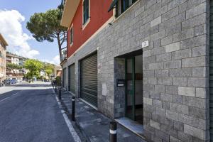 Casa Artè by Wonderful Italy في سانتا مارغريتا ليغور: مبنى فيه بابين جراج على جانب شارع