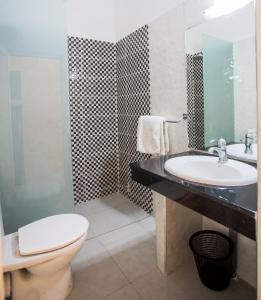 Hôtel Olympic في فاس: حمام مع مرحاض ومغسلة