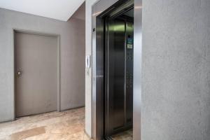 ascensor en un pasillo con puerta en una habitación en STUDIO Fitz Roy - By HART en Buenos Aires