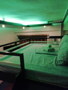 uma cama com um par de tesouras em Condo near NAIA Terminals Fasanvej Studio NETFLIX em Manila