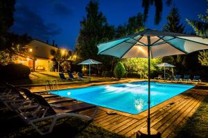 piscina con sedie e ombrellone di Casa Cobert del Carro a Lladurs