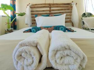 ディアニ・ビーチにあるPalm Paradise Loftのベッドルーム1室(白い毛布と枕のベッド1台付)
