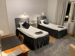 Pokój z dwoma łóżkami i stołem w obiekcie Kungälv Longstay w mieście Kungälv