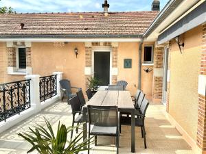 d'une terrasse avec une table et des chaises sur un balcon. dans l'établissement Le Gîte des Bénédictins, à Hautvillers