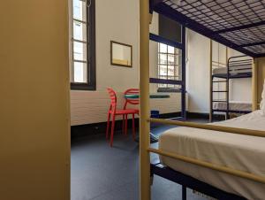 Cette chambre comprend des lits superposés, une table et des chaises. dans l'établissement Rock n Bowl, à Bristol