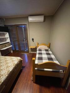 1 dormitorio con 2 camas en una habitación en Pousada do Mel en Gramado