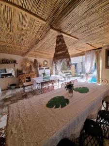 uma sala de jantar com uma mesa e uma toalha de mesa em Le Cèdre 1830 Maison d'hôtes de charme em Saint-Féliu-dʼAvall