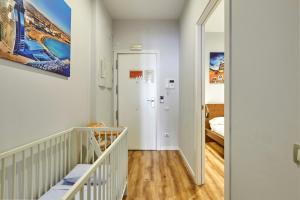 um corredor com uma escada que leva a um quarto em Quiet Luxury 2-bed apartment for couples & families em Barcelona