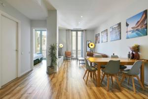 uma sala de jantar e sala de estar com mesa e cadeiras em Quiet Luxury 2-bed apartment for couples & families em Barcelona