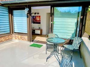 Balkon lub taras w obiekcie L’appartement du Fayé avec jacuzzi privé