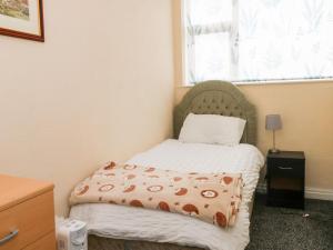 - une petite chambre avec un lit et une fenêtre dans l'établissement Apartment 3, à Lytham St Annes